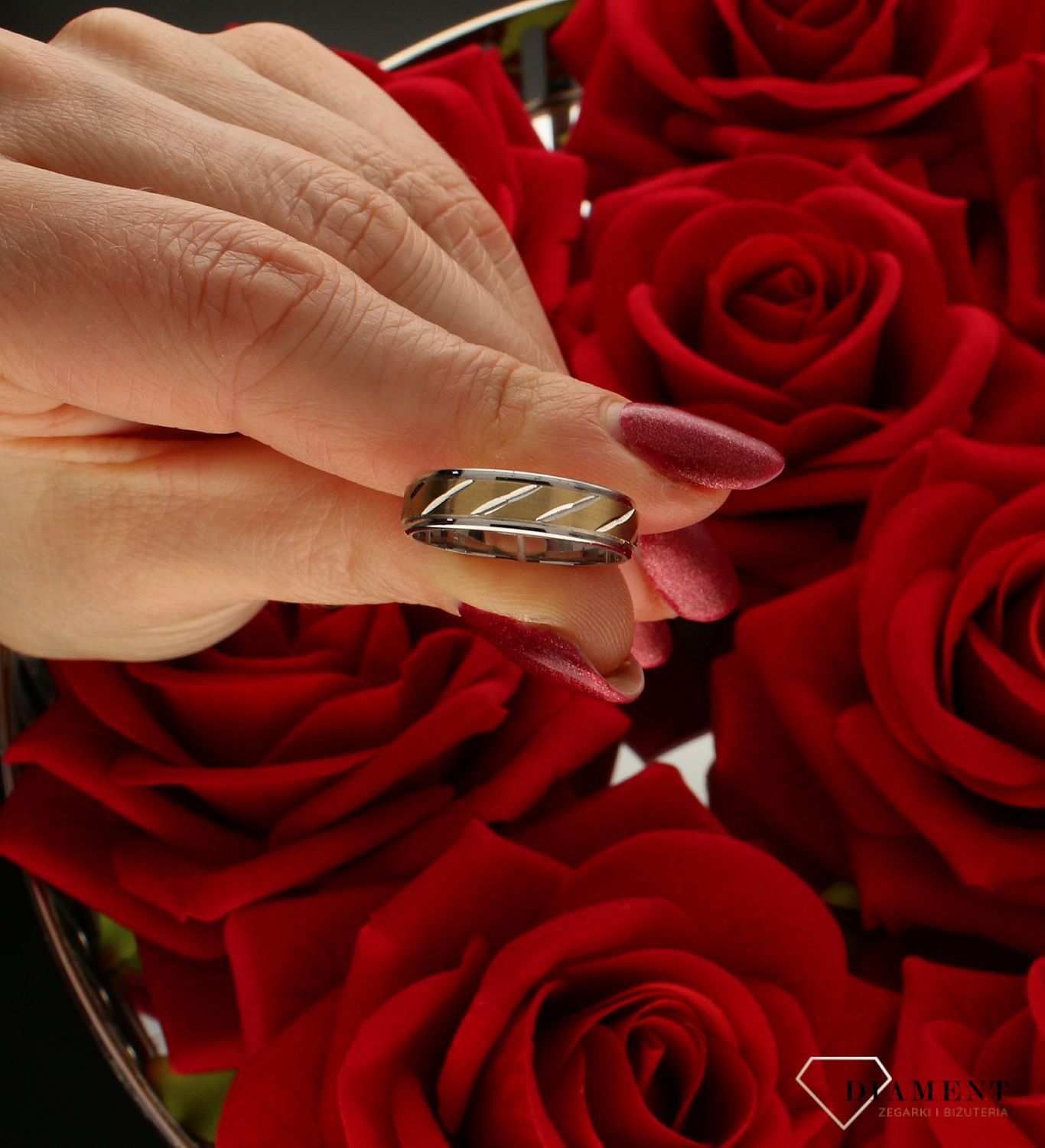 Złota obrączka ślubna - płaska 5mm z grawerem ukośnych linii  Rozmiar 16.jpg